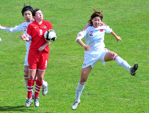 图文:阿杯女足2-1威尔士 孙凌争抢