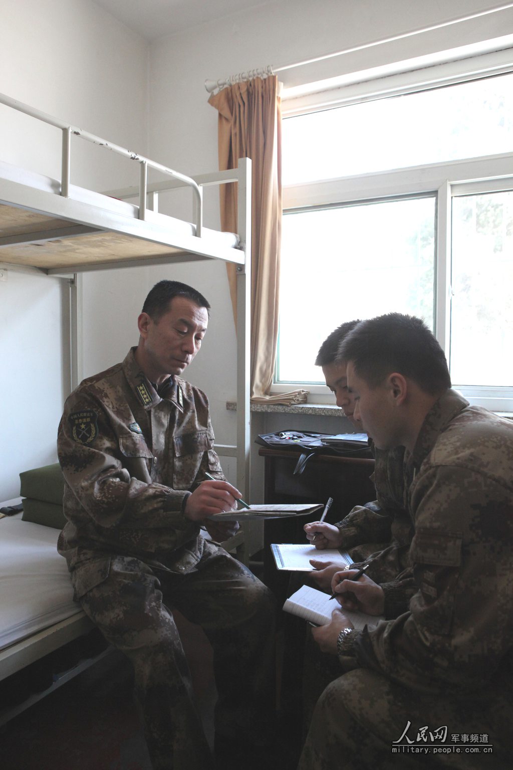 高清:蓝天铺路人刘宝山 陆航学院精心育才(组图)