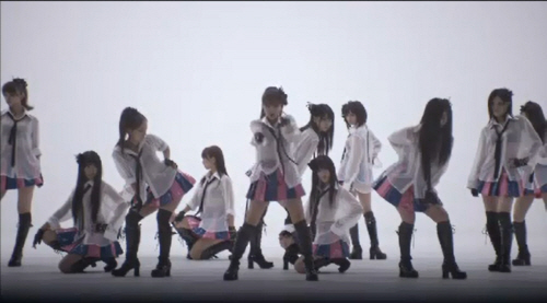 最近日本最红的少女组合AKB48也被传闻通过潜规则走红