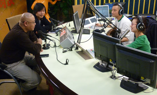 左起：制片人戢二卫、导演赵天宇、主持人罗兵、主持人朱红