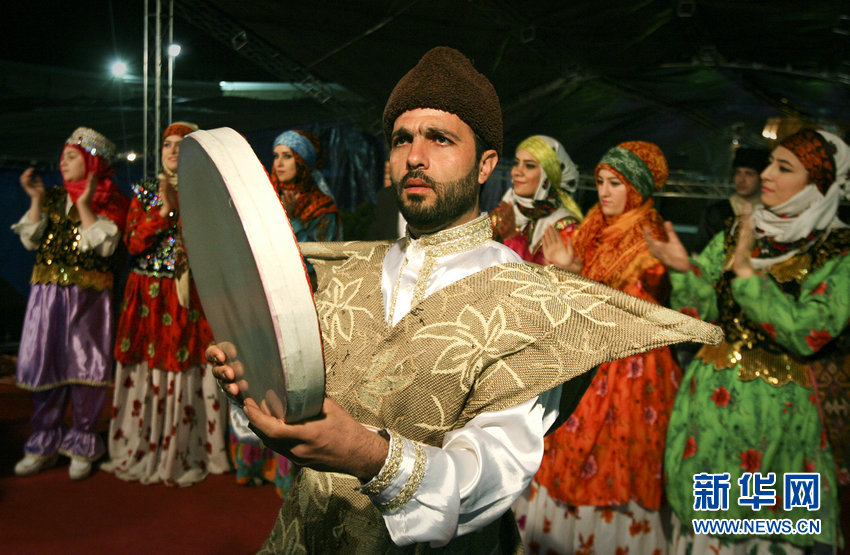 身着传统服饰的表演者在伊朗德黑兰举行的