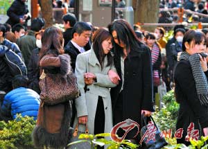3月11日，在日本东京，人们撤离至新宿中央公园。不少人为地震造成的伤亡难过不已。 