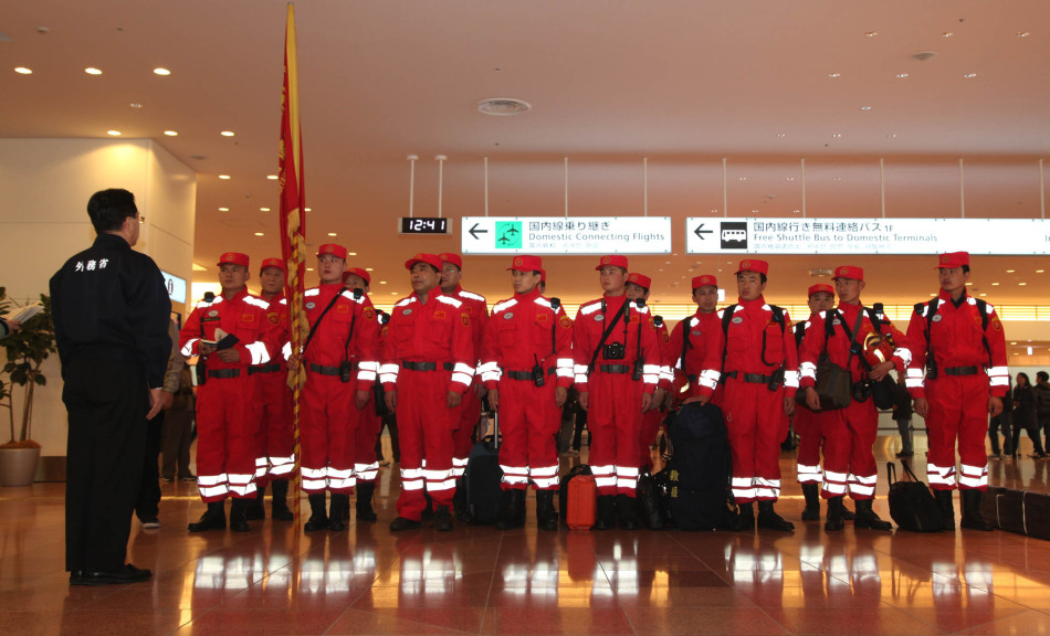中国国际救援队抵达日本东京羽田机场(组图)