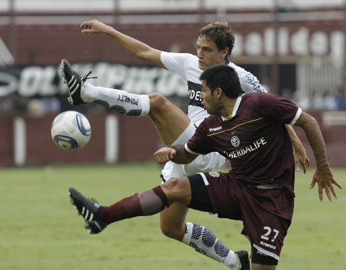 (体育)(1)足球--阿根廷甲级联赛:拉努斯队战平体