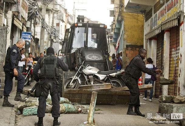 铲车+荷枪实弹 看巴西警察如何清理毒枭钉子户