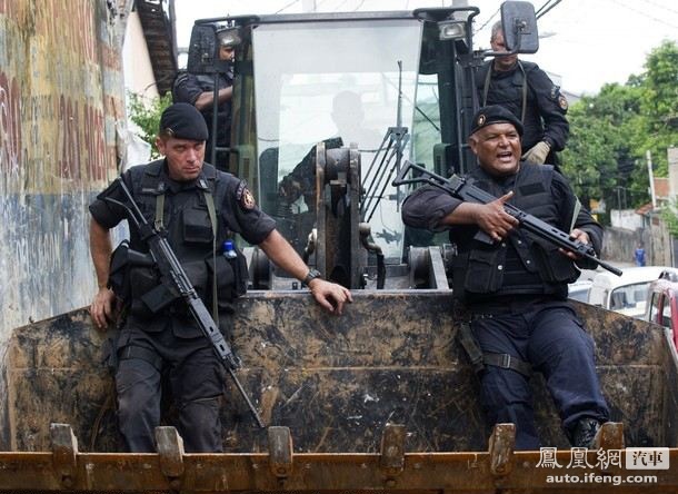铲车+荷枪实弹 看巴西警察如何清理毒枭钉子户