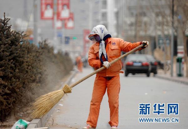 3月14日,一位环卫工人在固原市街头清扫道路.新华社记者 彭昭之