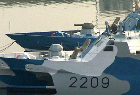 解放军建造逾百艘022型隐形穿浪导弹快艇
