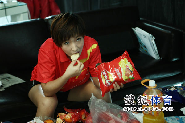 图文:国乒女将拍摄广告大片 刘诗雯在吃零食