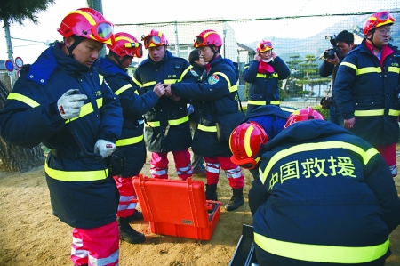 昨日,中国国际救援队队员在日本岩手县大船渡市准备展开救援.