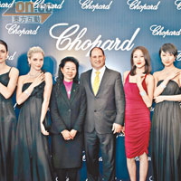 陈敏之（右三）佩戴逾两千万元钻饰，与模特儿同出席新店开幕