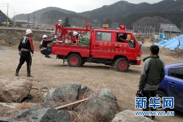 岩手人口_柳岩手拿红包图片