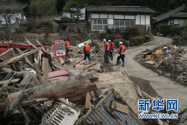 岩手人口_柳岩手拿红包图片
