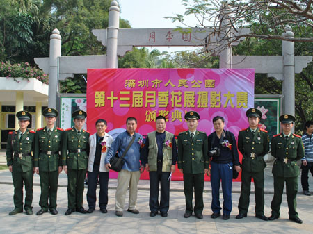 深圳武警医院官兵参加"绚丽多彩月季花,迎大运展风采"