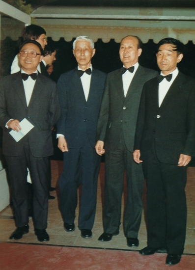 厂长徐桑楚(左一)率领《阿q正传》导演岑范(右二),主演严顺开(右一)