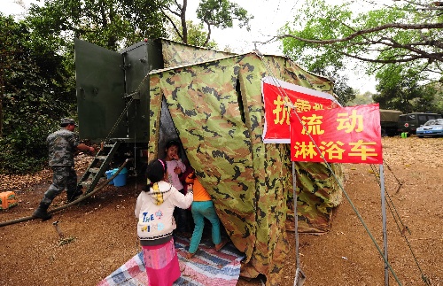 (盈江地震)野战"淋浴车"开进灾区安置点