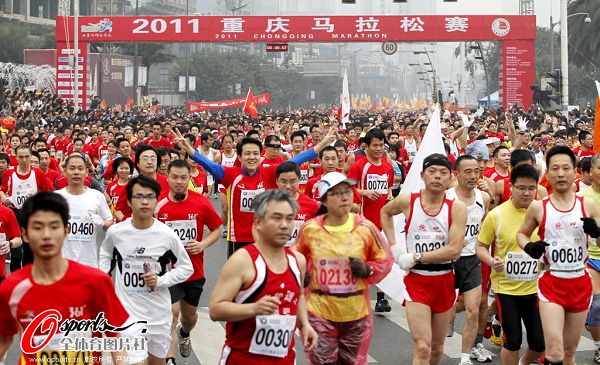 图文:2011年重庆马拉松赛 比赛全民参与