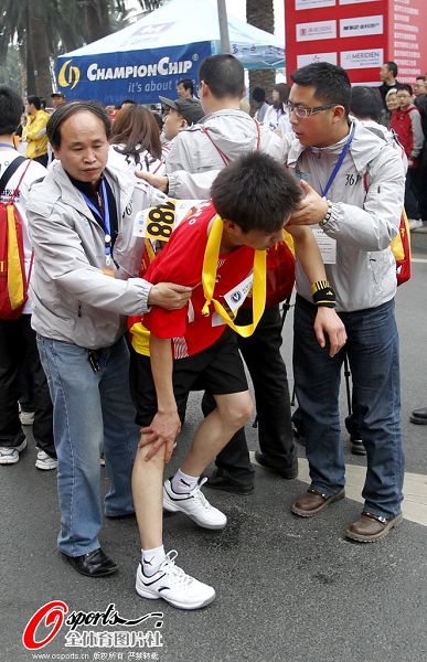 图文:2011年重庆马拉松赛 进行紧急治疗