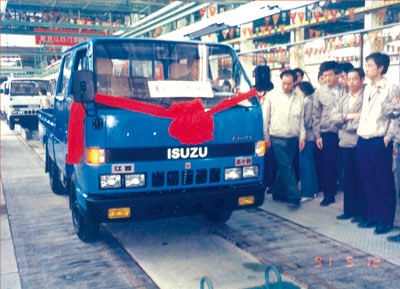 1984年，江铃在全国率先引进日本五十铃技术制造轻卡。