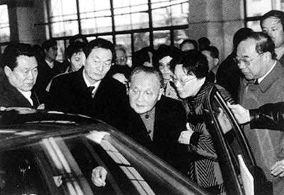 1991年2月6日，邓小平视察上海大众汽车有限公司，观看上海桑塔纳轿车。