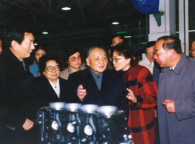 1991年2月6日，邓小平视察上海大众汽车有限公司。