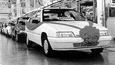 1992年8月27日，东风汽车公司襄樊基地第一批ZX富康轿车组装下线。