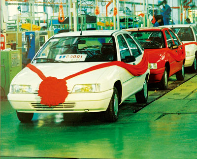 1992年8月27日，东风汽车公司襄樊基地第一批ZX富康轿车组装下线。
