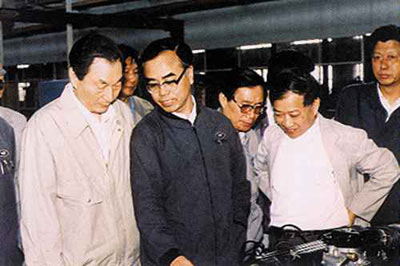 1991年6月12日，朱镕基视察第一汽车制造厂。
