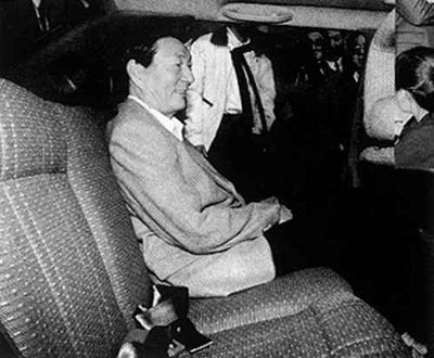 1994年11月13日，朱鎔基试乘桑塔纳2000型轿车。
