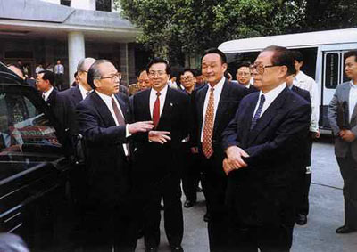 1999年4月22日，总书记和吴邦国副总理视察长安汽车公司。