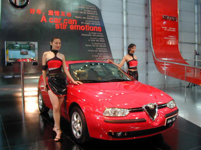 2001年上海车展上的靓丽车模