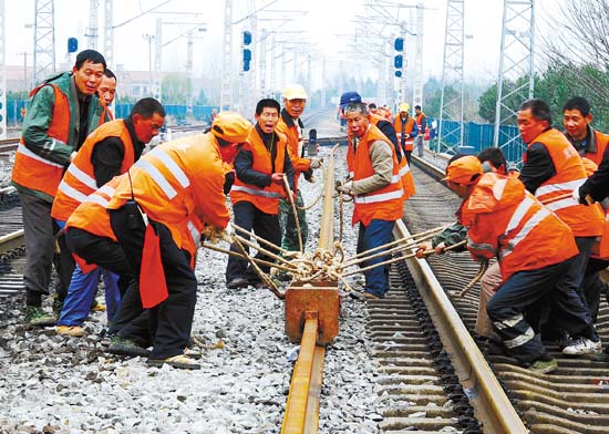 鹰潭工务机械段施工人员在京九铁路对新钢轨进行应力放散(图)-搜狐滚动