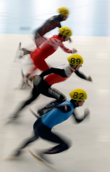短道速滑世锦赛分享; 组图:韩选手滑倒吓跑工作人员 队员起跑如闪电