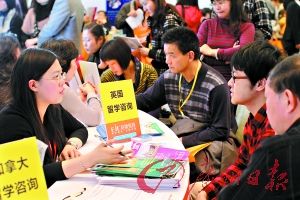 学生在家长的陪同下了解留学资讯