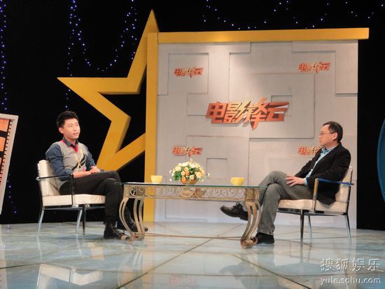 湖南卫视《电影锋云》录制现场，主持人王翰涛（左）与影评人张小北（右）