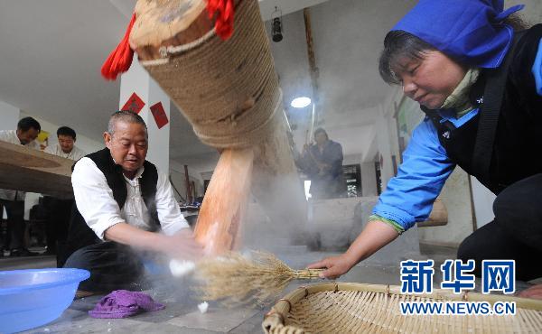 3月22日,手艺人在昆明官渡古镇制作手工饵块.新华社记者 蔺以光