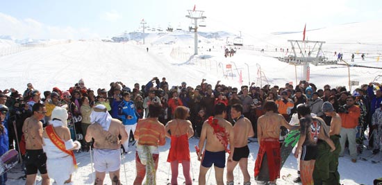 图为天山天池国际滑雪场"光猪"谢幕战的现场精彩镜头.