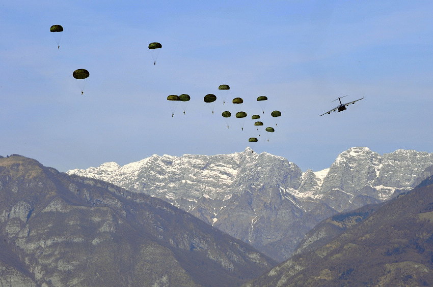 高清组图:美国空降兵部队在意大利军事基地举