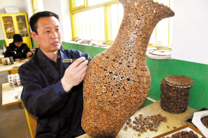 3月24日,邢台临城县黑城村农民闫增林正在用山核桃制作工艺品.