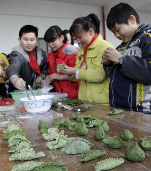 (社会)(2)浙江诸暨小学生学做清明果