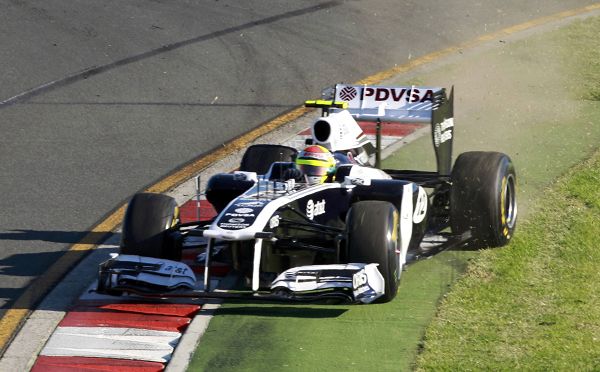 图文:F1澳大利亚站正赛 马尔多纳多驶出赛道