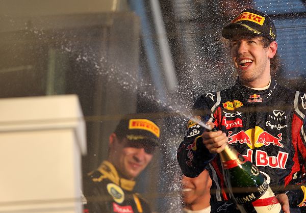 图文:F1澳大利亚站正赛 维特尔开心喷香槟