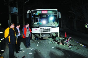 摩托车撞上大公交摩托司机当场身亡(图)