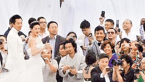 汪小菲和大s婚礼号称禁止拍照,现场宾客却拍个不停,显得混乱