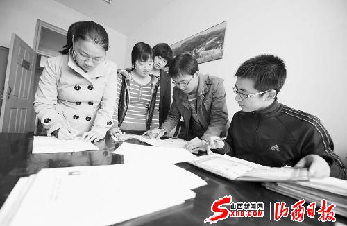 临汾市尧都区几名大学生村官正在领取报名表