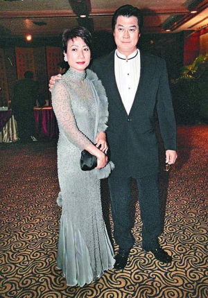 邓光荣与妻子严珍纳于1968年认识,二人曾经是同窗,拍拖多年后结婚.