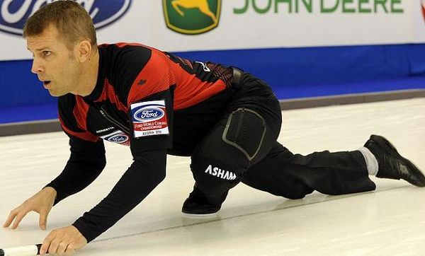 图文:2011年男子冰壶世锦赛 杰夫趴在冰面上