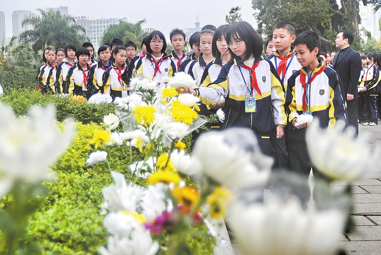 学生在进行清明祭扫活动. 本报记者周家志摄