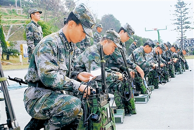 图为参训干部正在进行电台操作课目考核.王 问摄