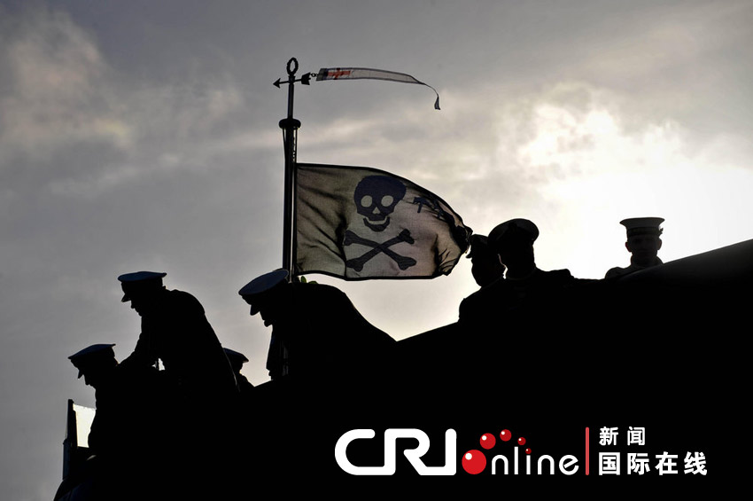 英核潜艇完成在利比亚任务 挂海盗旗庆祝(高清